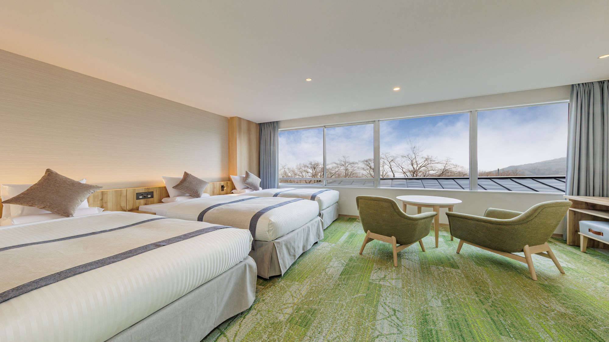 お風呂とトイレが別で、ベッド3台のお部屋です。 ワンランク上のお部屋で、ゆったりとした時間をお過ごしください。