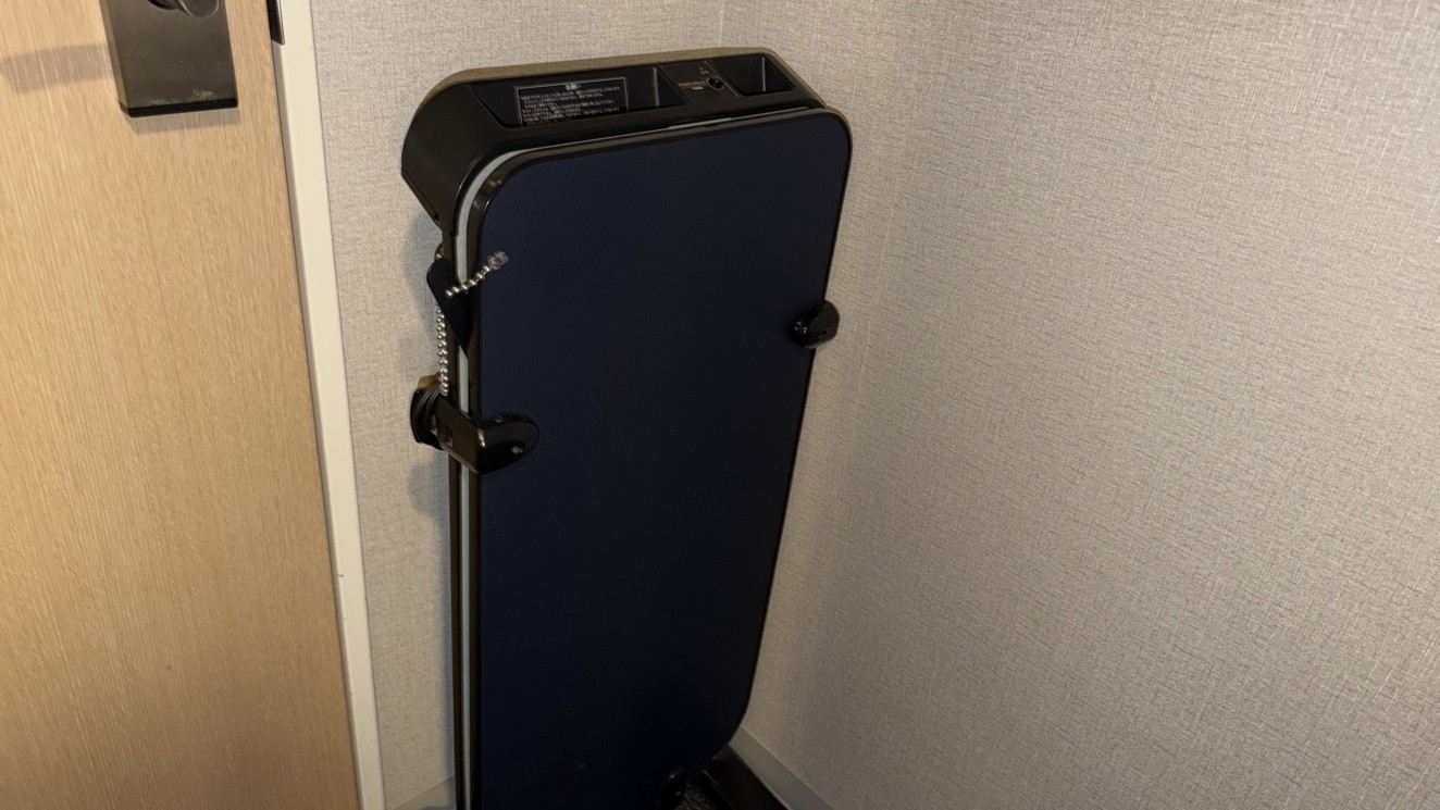 デラックスシングルルームにはズボンプレッサーを備え付けております