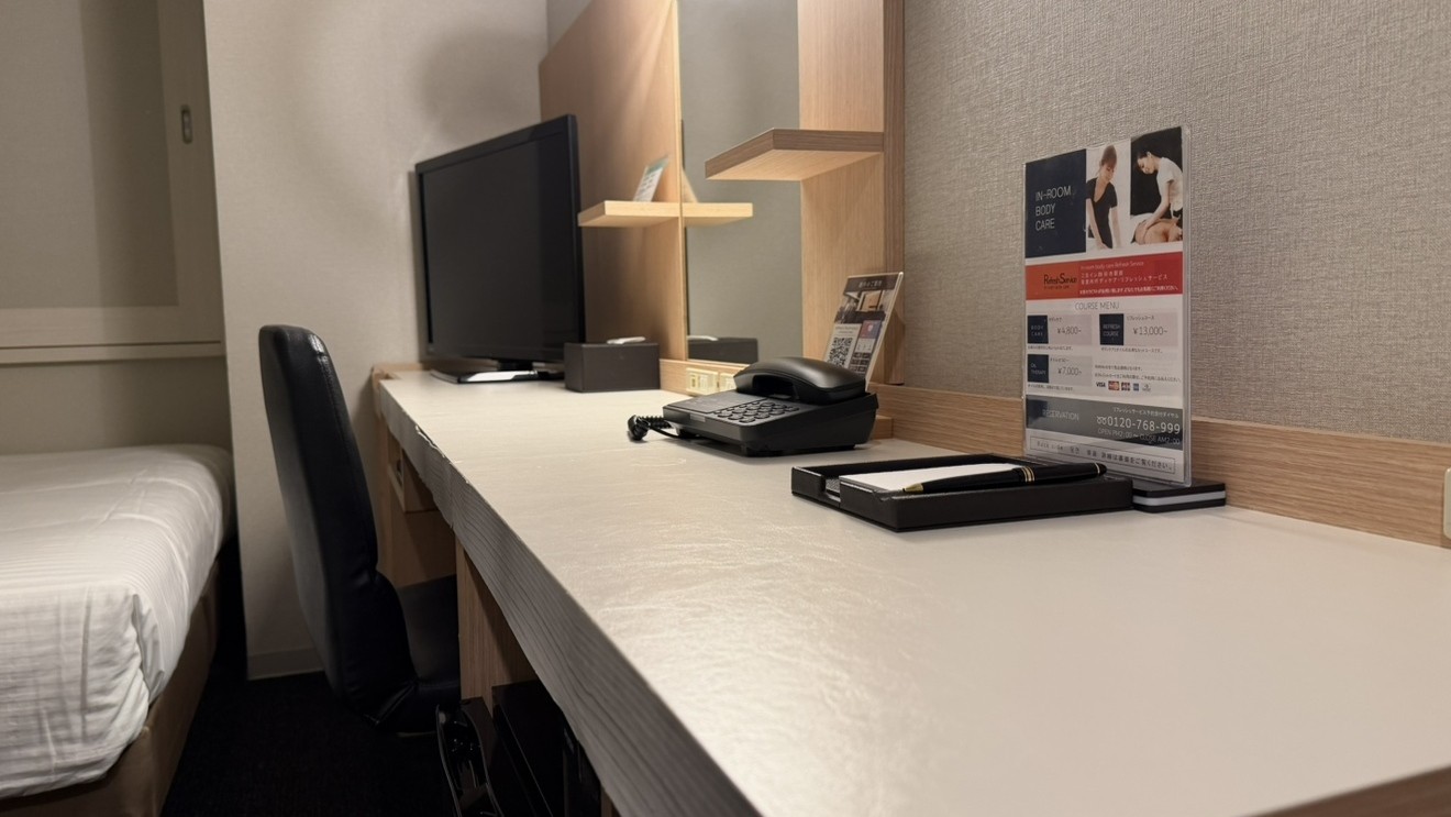 広々デスクで作業も楽々♪