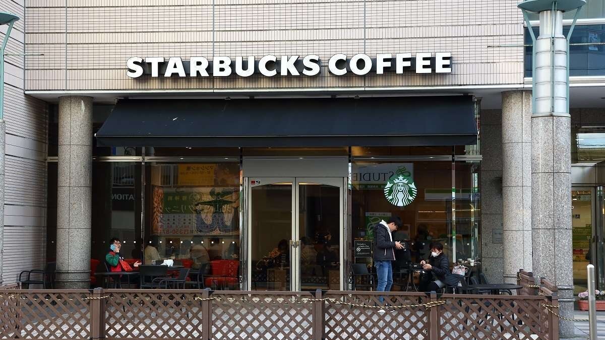 当館より道を挟んだ向かい側には、スターバックスコーヒーもあります！