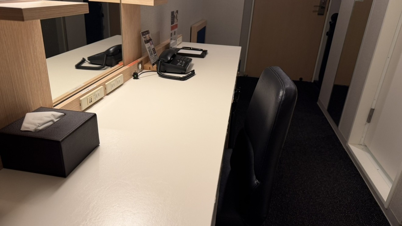 広々デスクで作業も楽々♪