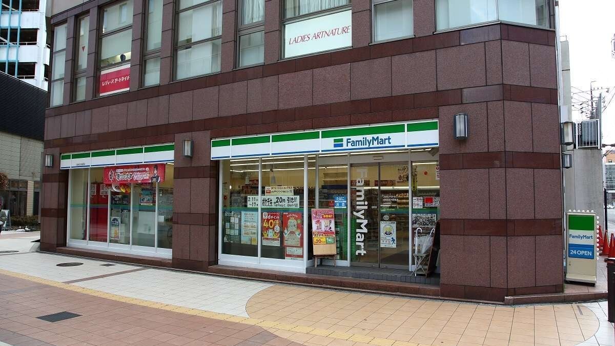 当館目の前、コンビニもあり利便性抜群