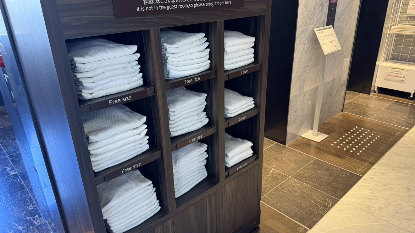 ガウンはお部屋にはございません。ロビーよりお取りくださいませ