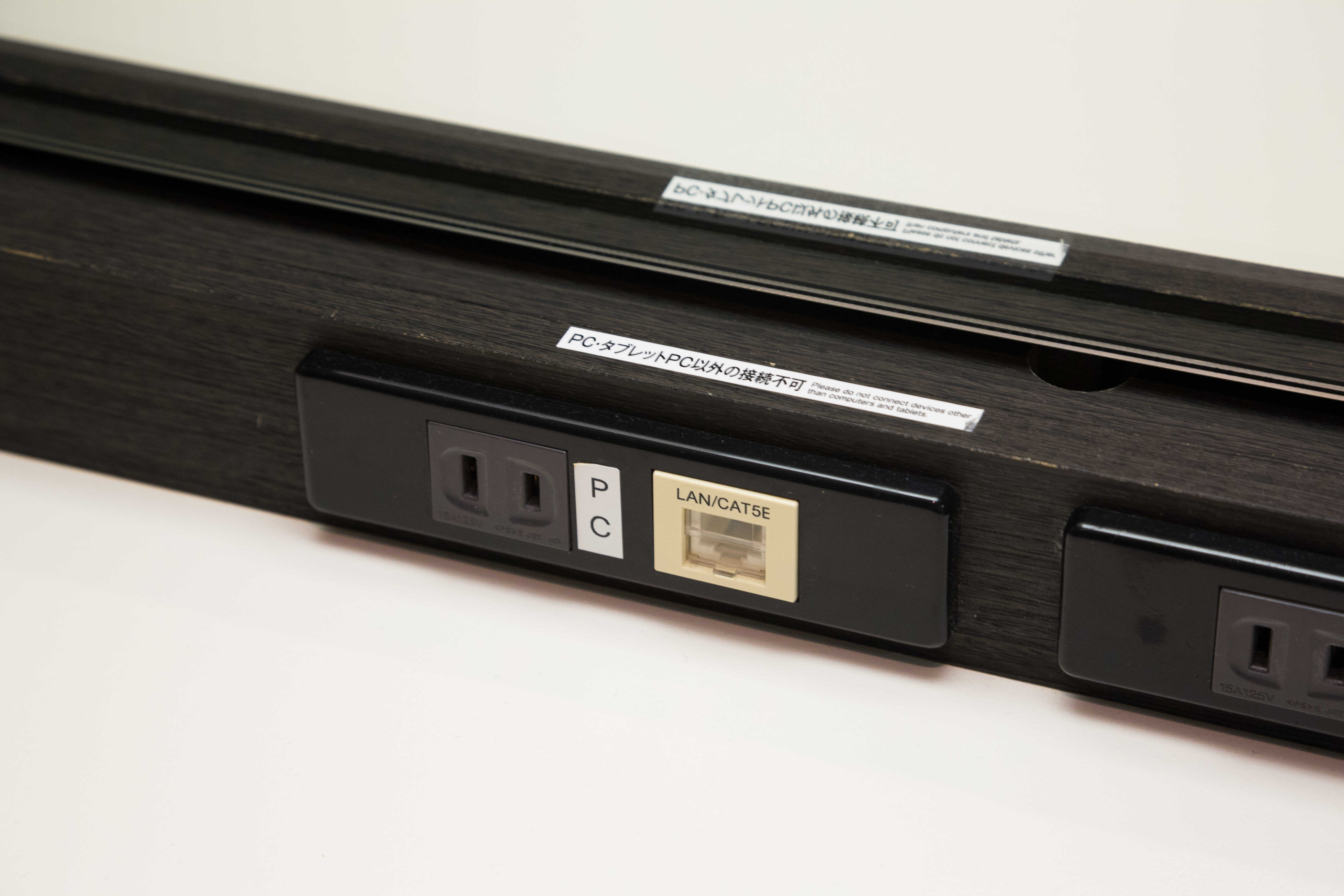 テーブルに有線LANの差込口がございます