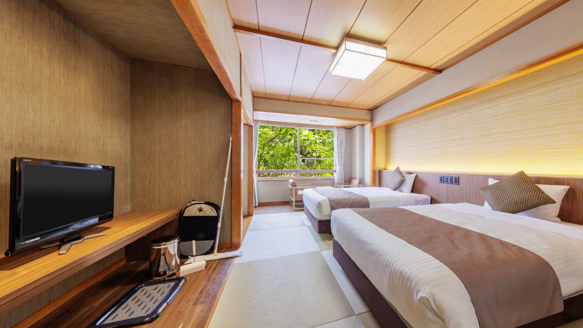 琉球調の畳にセミダブルベッド2台を備えたモダンなお部屋です。