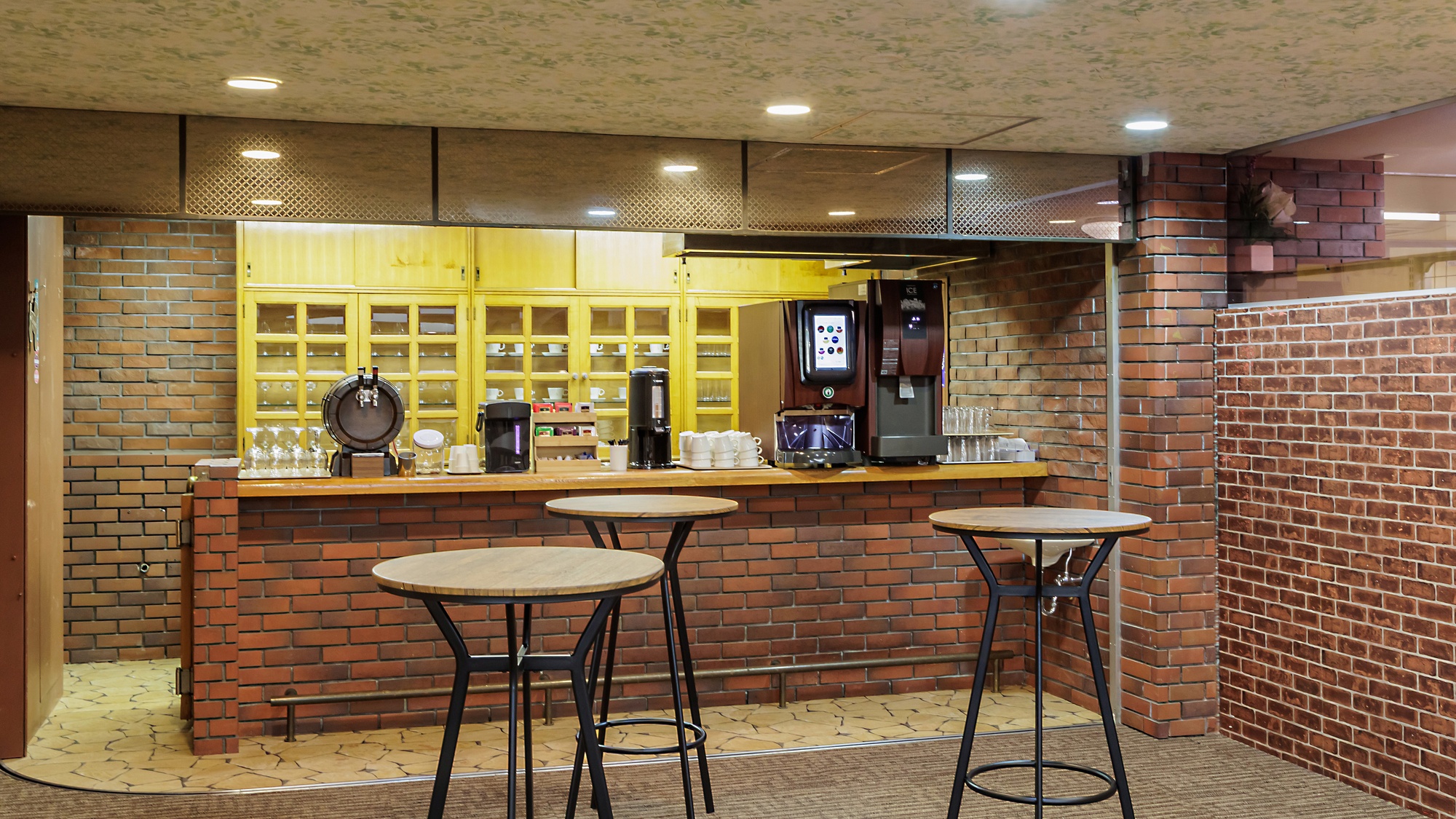 【ゲストラウンジ】アルコール（ワイン（赤・白））や豊富なソフトドリンクをお楽しみください。