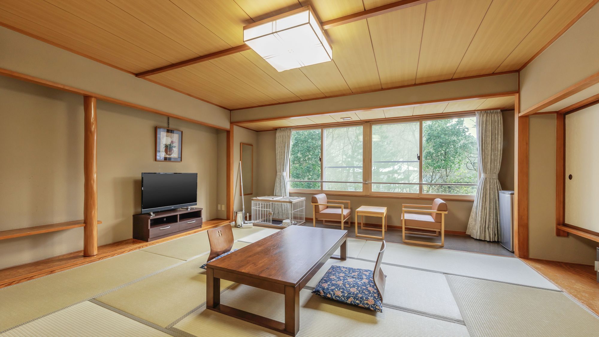 落ち着いた雰囲気に包まれる和の空間。
広々としたお部屋で、大型のワンちゃんでも安心してお過ごしいただけます。