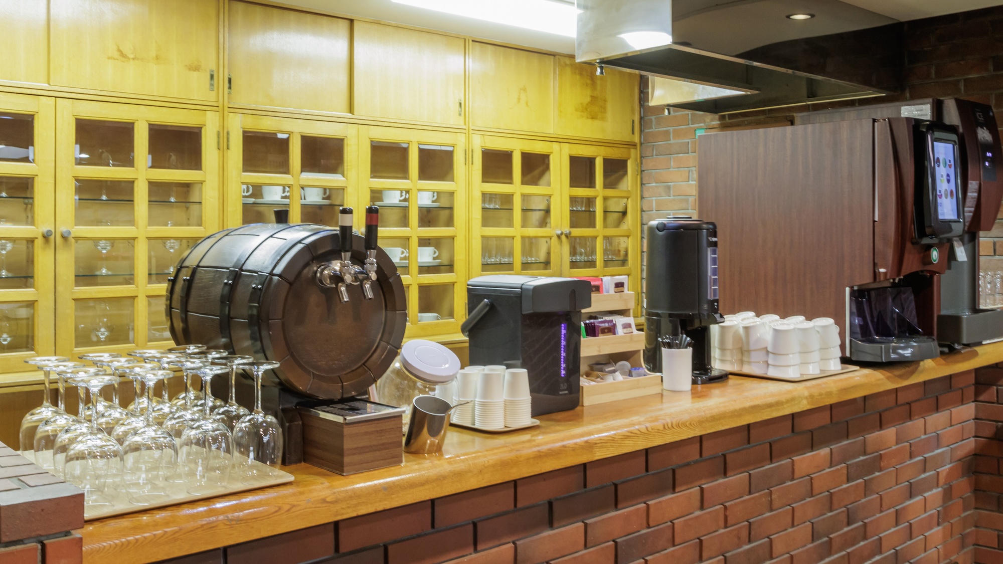 【ゲストラウンジ】アルコール（ワイン（赤・白））や豊富なソフトドリンクをお楽しみください。