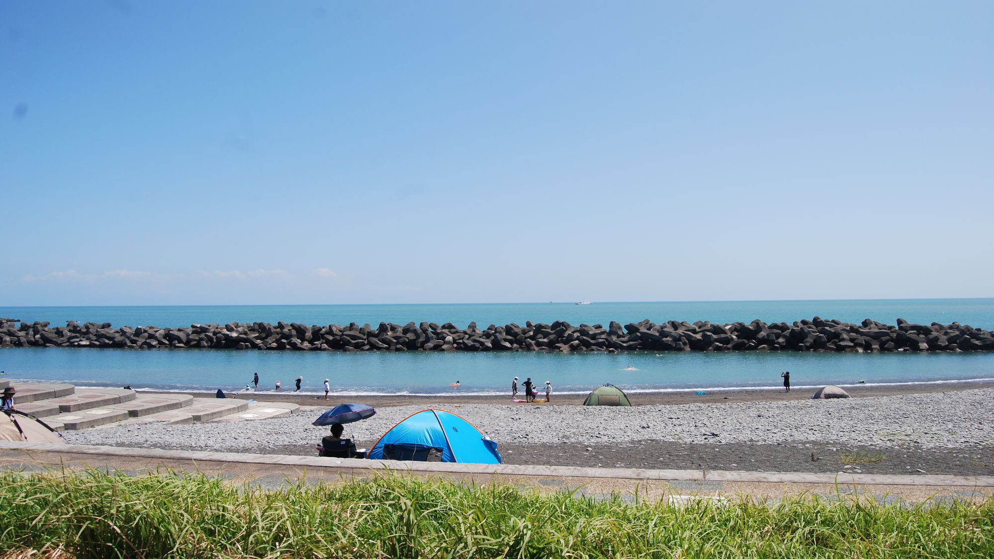夏は海水浴場としてファミリーに人気スポット