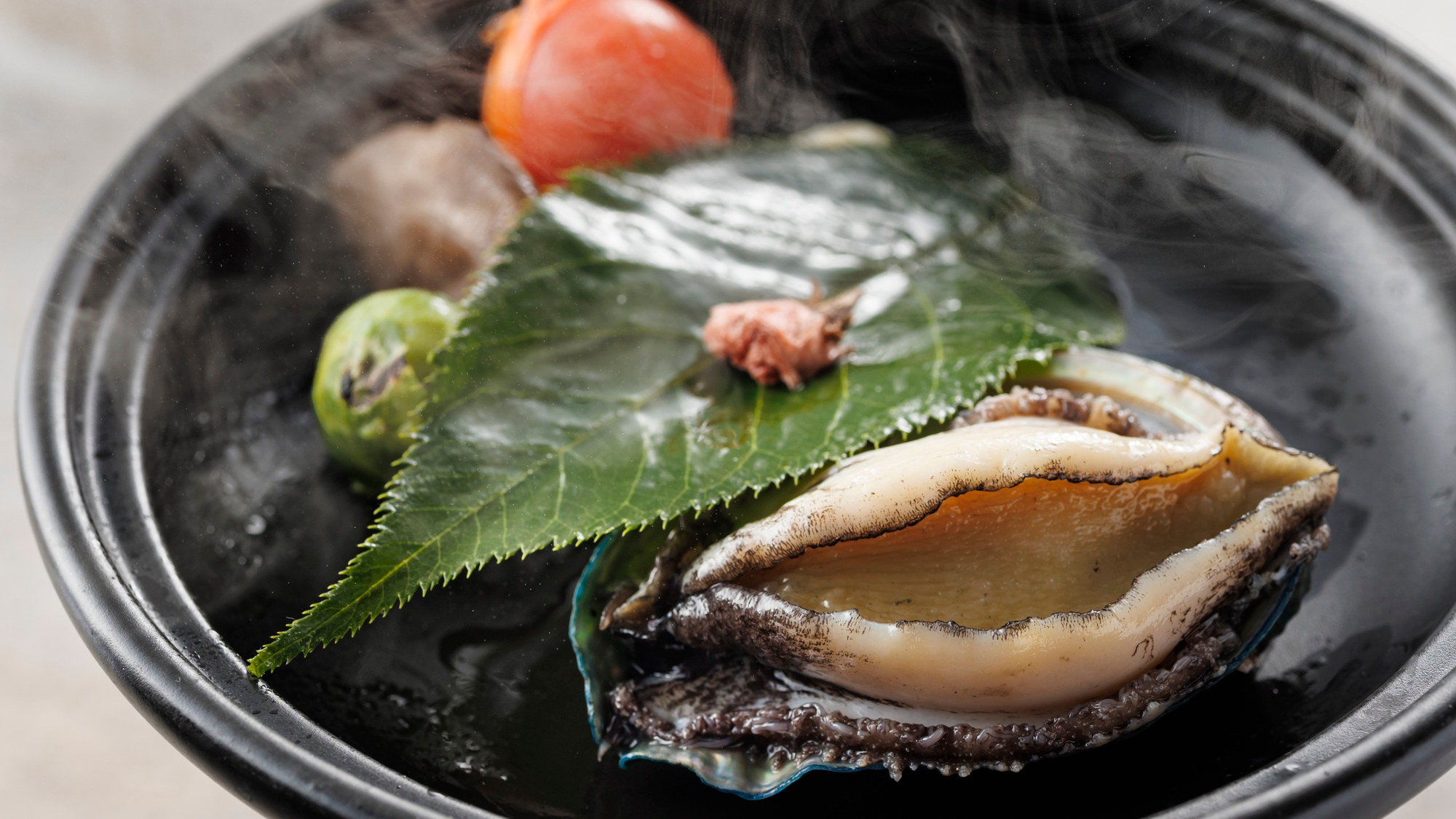 【土地の恵み会席】春(2026年3月～5月)台の物 鮑の桜蒸し焼き