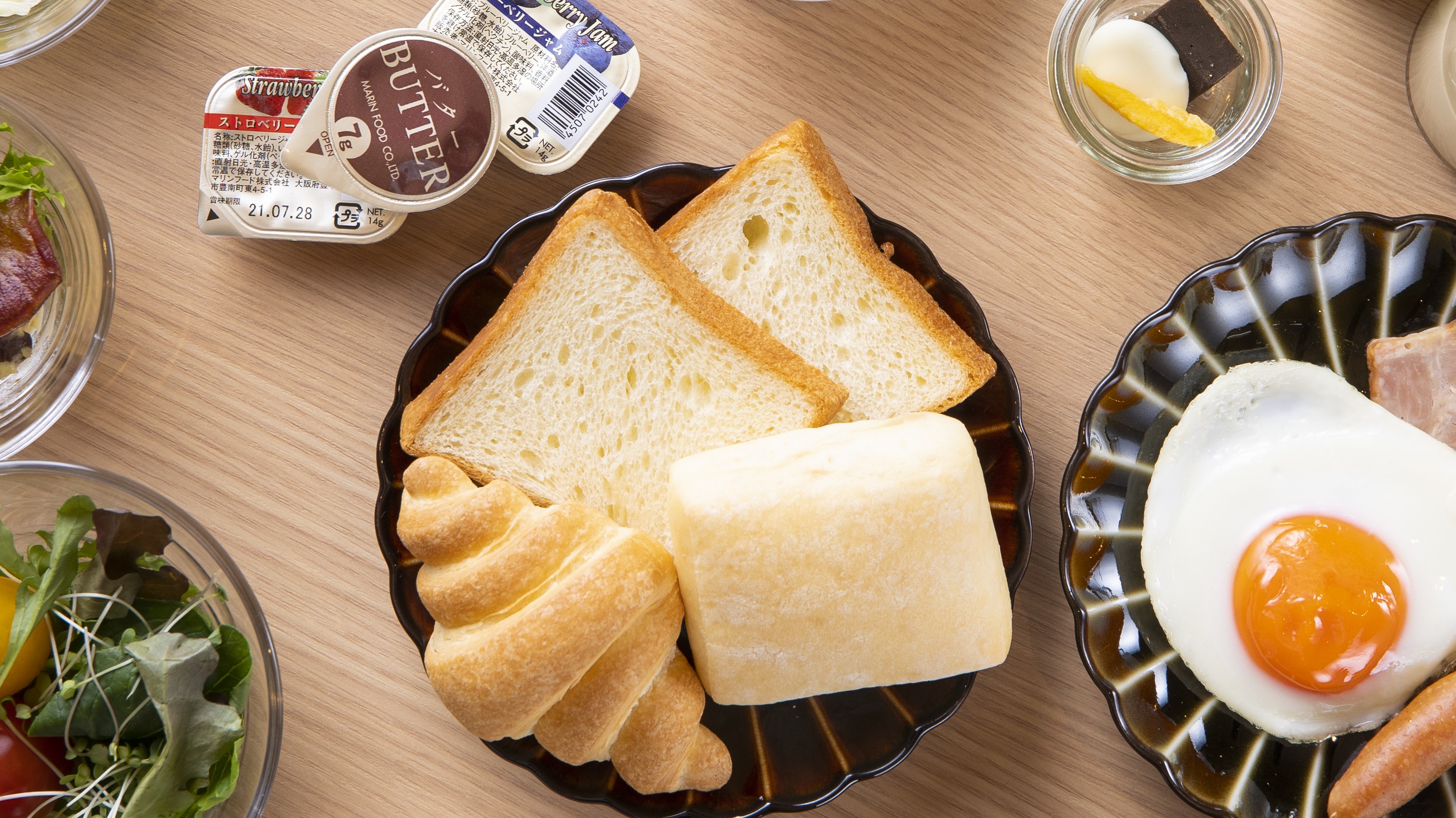 ◆ご朝食　クロワッサン・ミルクパン・デニッシュ・ジャム・バター・目玉焼き・ソーセージ◆