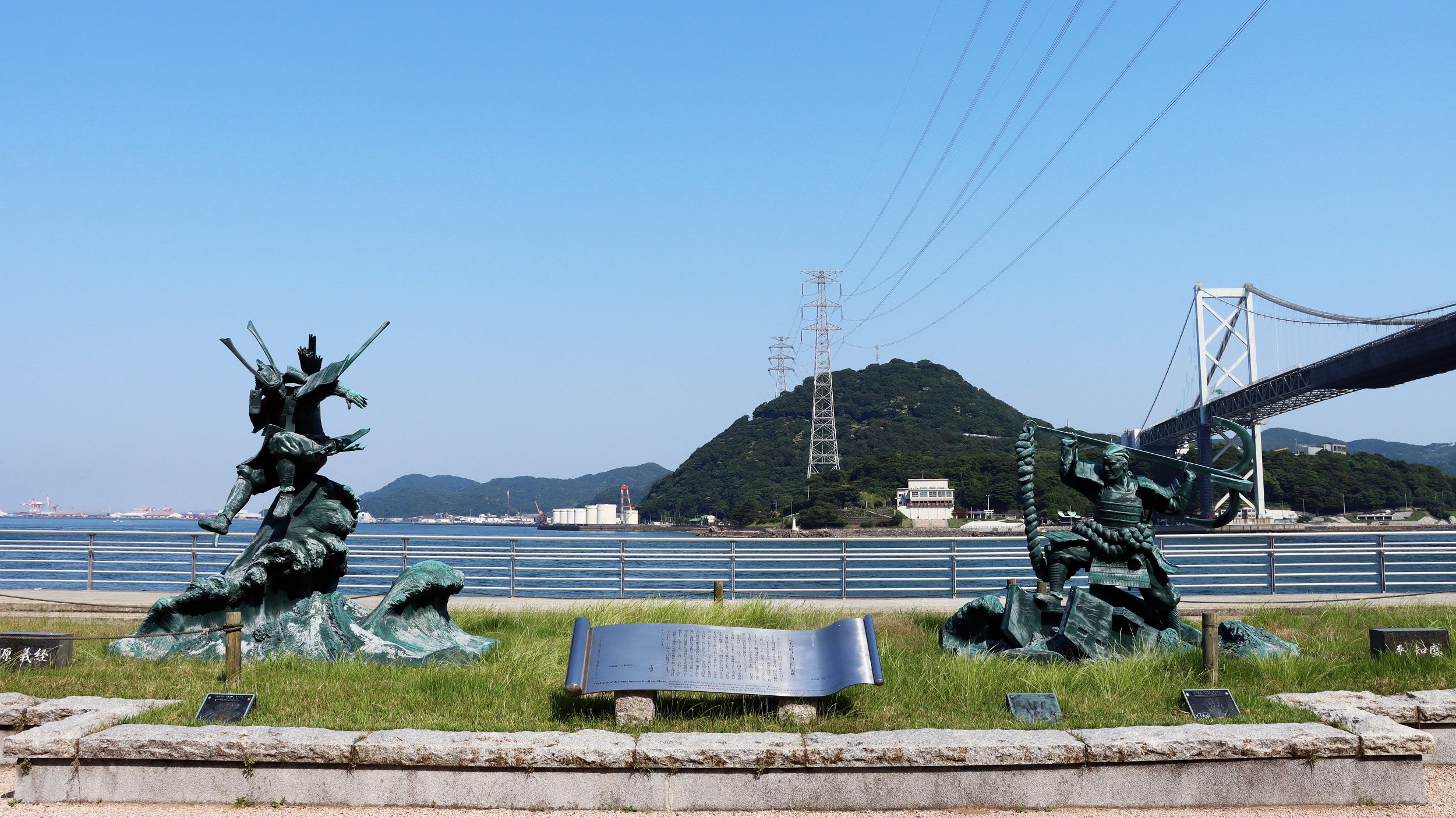 ◆みもすそ川公園～義経・知盛像～(提供：下関観光コンベンション協会)