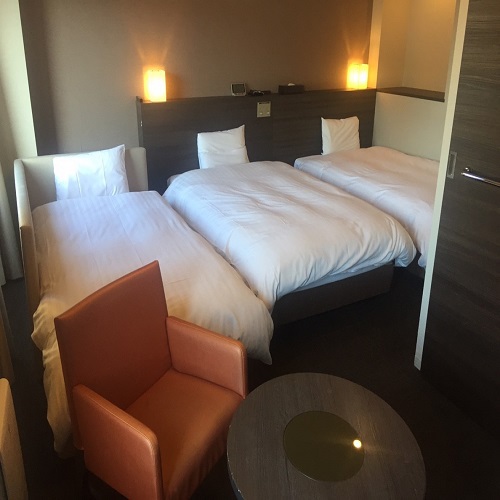 ■ラージツインルーム ２６㎡　ベッドサイズ：１２０㎝×２０５㎝×２台＋ソファーベッド１台