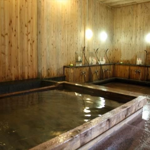 【大浴場】ヒノキのお風呂です。男女で入れ替えはありません。※現在、温泉は引いておりません。