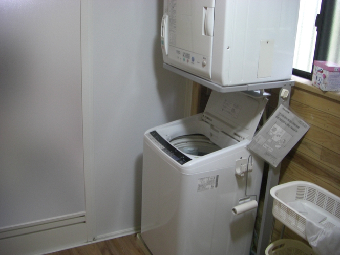 一階の洗濯機、乾燥機