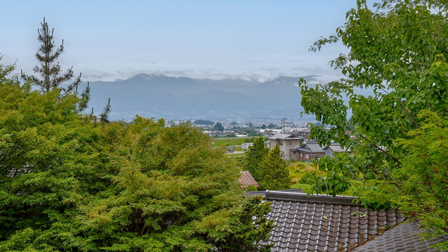 【桂の間】窓の外には田舎の風景と雄大な自然が広がります