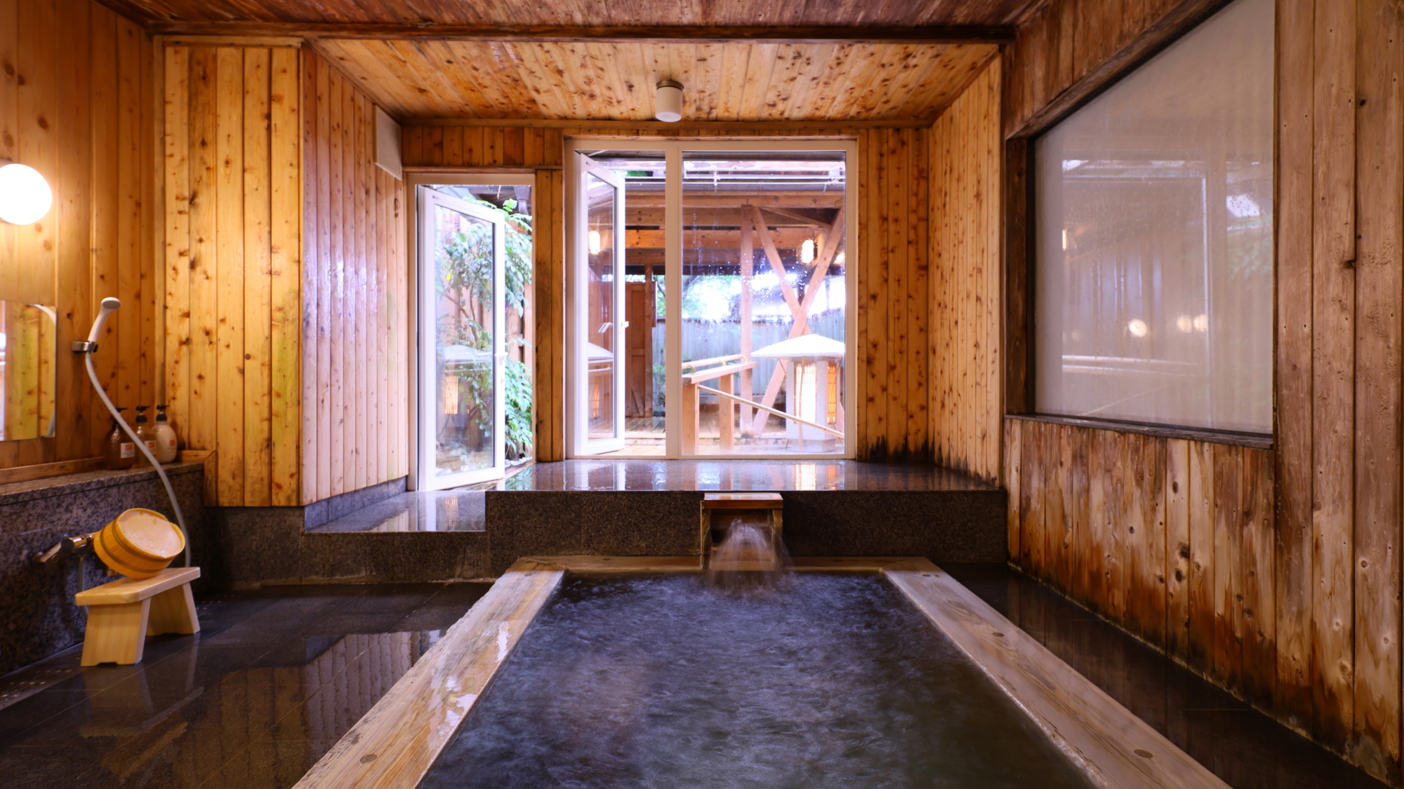 【麓の湯】木のぬくもりに囲まれた大浴場