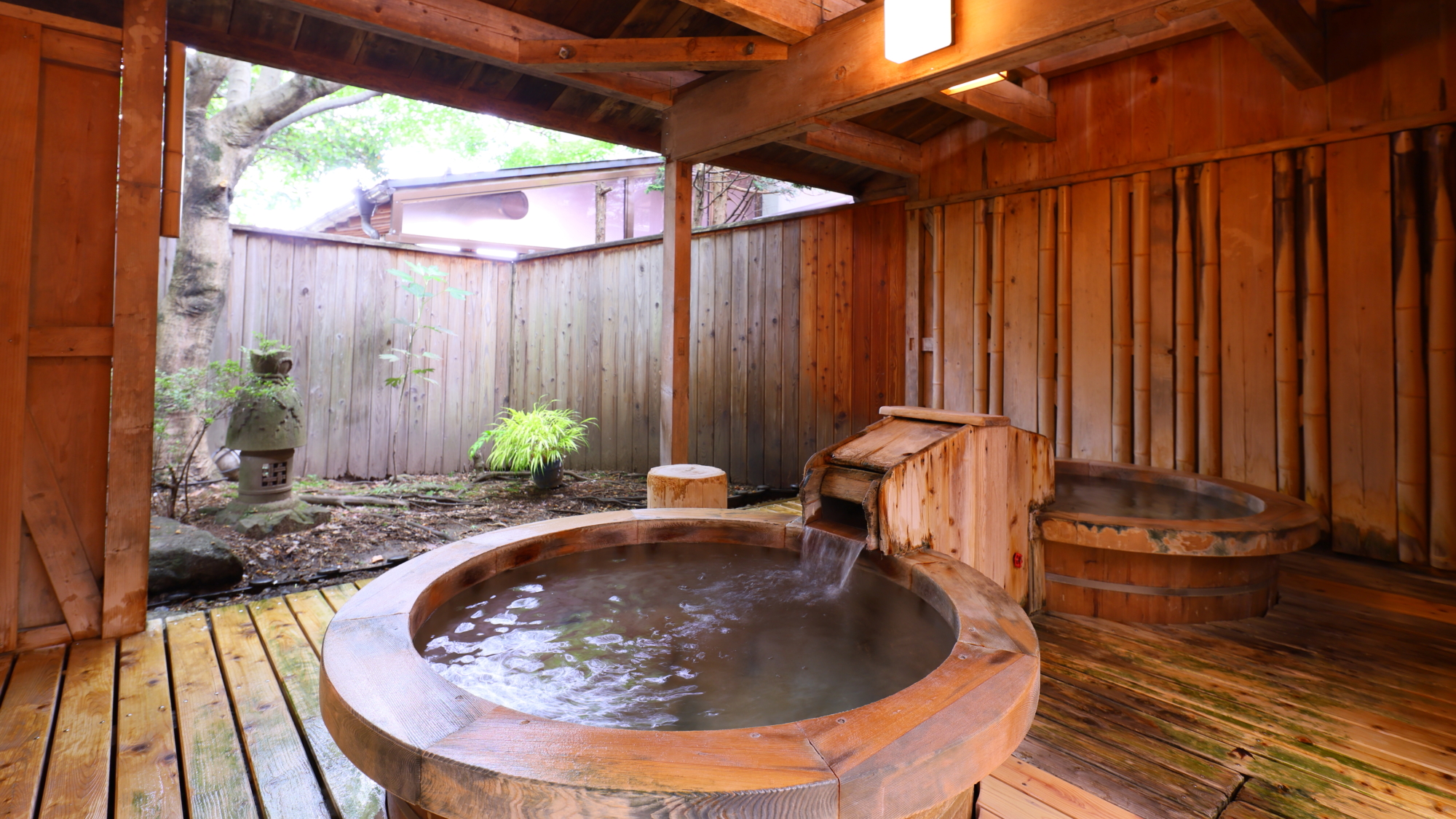 【麓の湯】写し鏡のような造りの樽型露天風呂