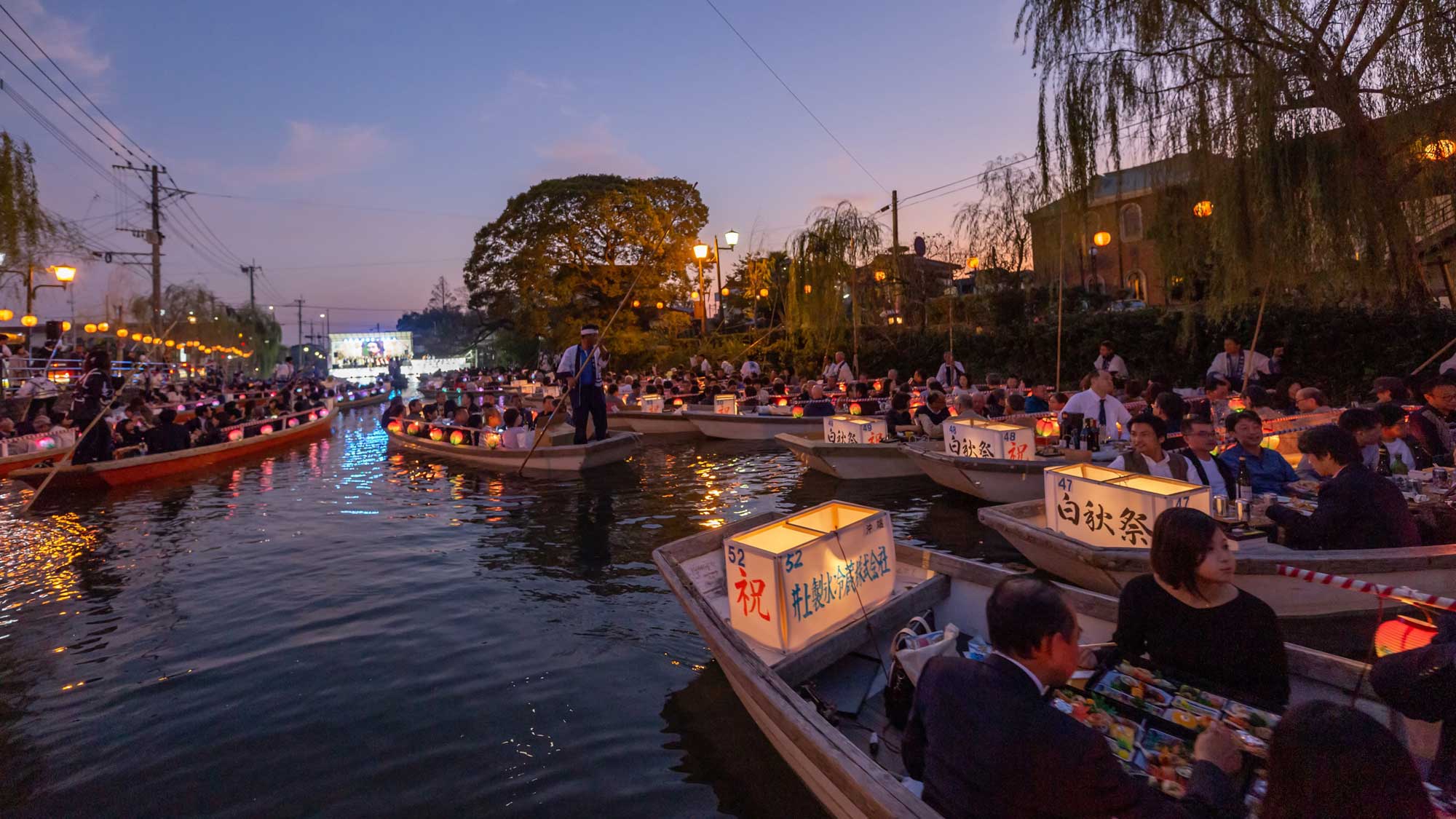 【周辺観光】柳川白秋祭。夜の掘割を巡る水上パレードは秋の柳川の風物詩となっています。＜車で25分＞