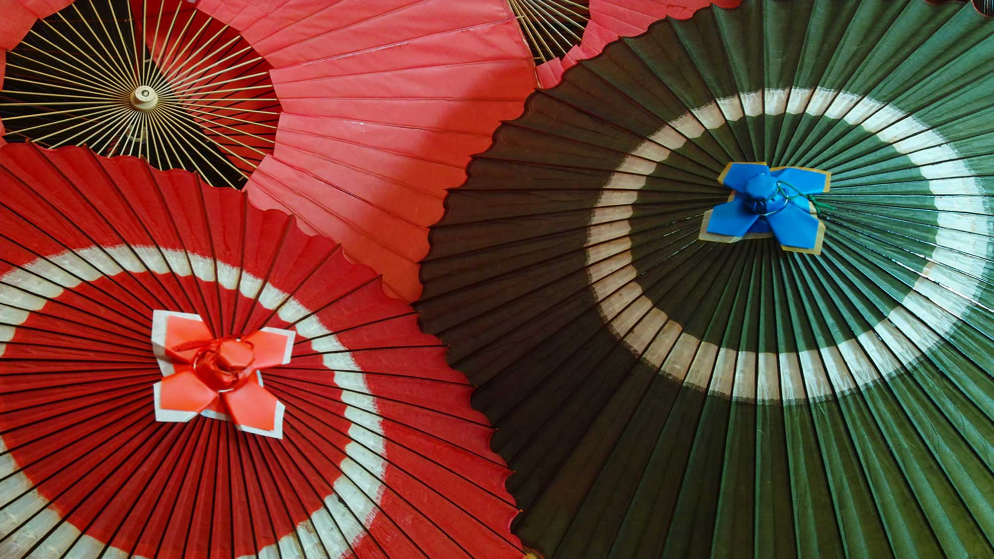 【伝統】筑後和傘は、八女産和紙と竹が生み出す和の趣ある伝統工芸品で、昔ながらの製法で手作りが特徴。