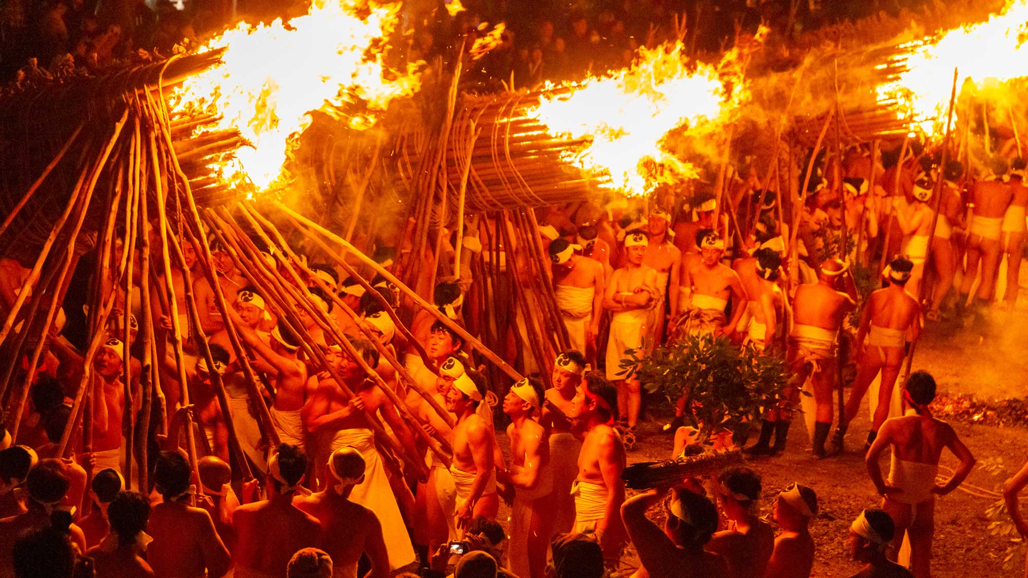 【周辺観光】日本一の大松明６本が紅蓮の炎を上げて燃え盛り、氏子若衆による熱気あふれる勇敢な年頭祭り。
