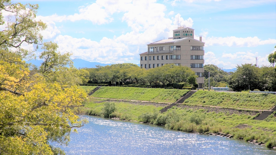 【外観】矢部川から臨む当宿