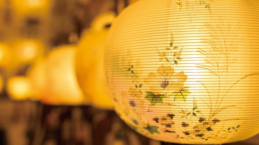 【伝統】一条螺旋式の竹骨と、花鳥や草木の美しい彩色画が施された八女手漉き和紙の火袋が特徴の八女提灯。