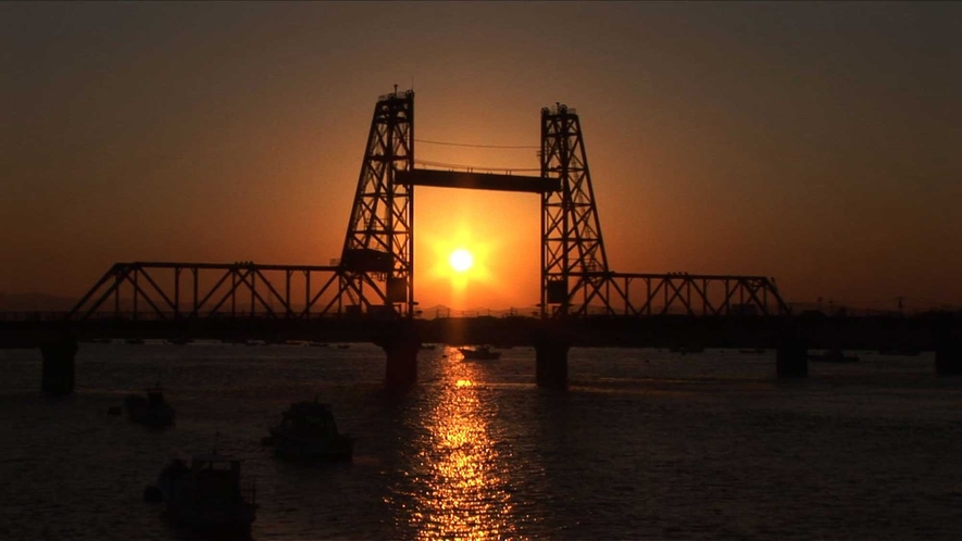【周辺観光】筑後川昇開橋は世界有数の可動橋。美しい夕陽映えのシルエットも見逃せません。＜車で25分＞