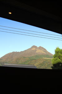 從主屋眺望由布山