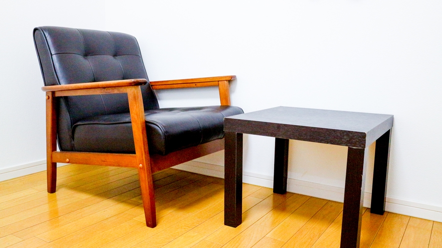 シングルルーム・ミニテーブル＆一人掛け椅子