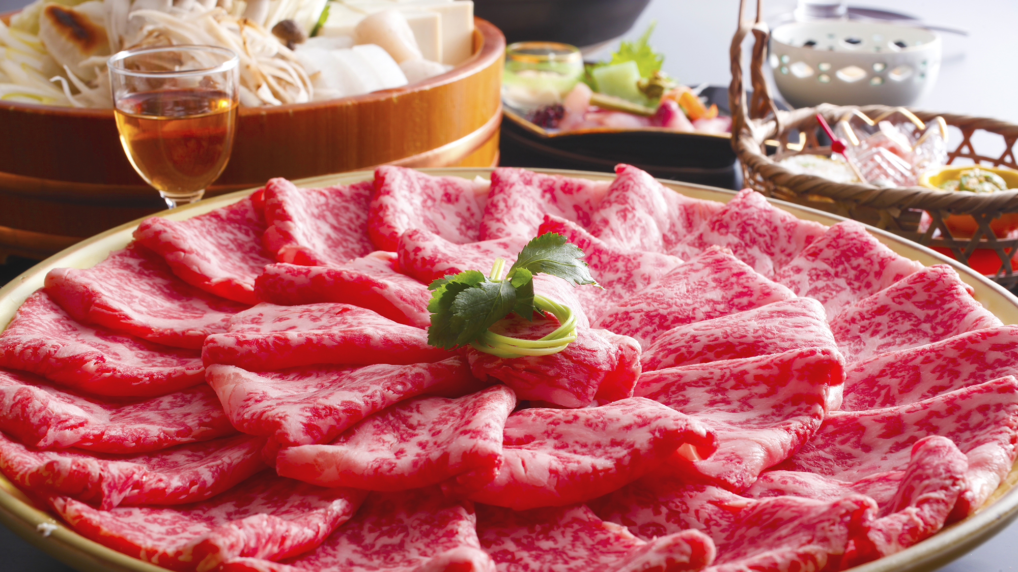 【黒毛和牛しゃぶしゃぶ】ひとくち食べると、とろけるような霜降り♪『自家製ポン酢』で美味しさ倍増に！