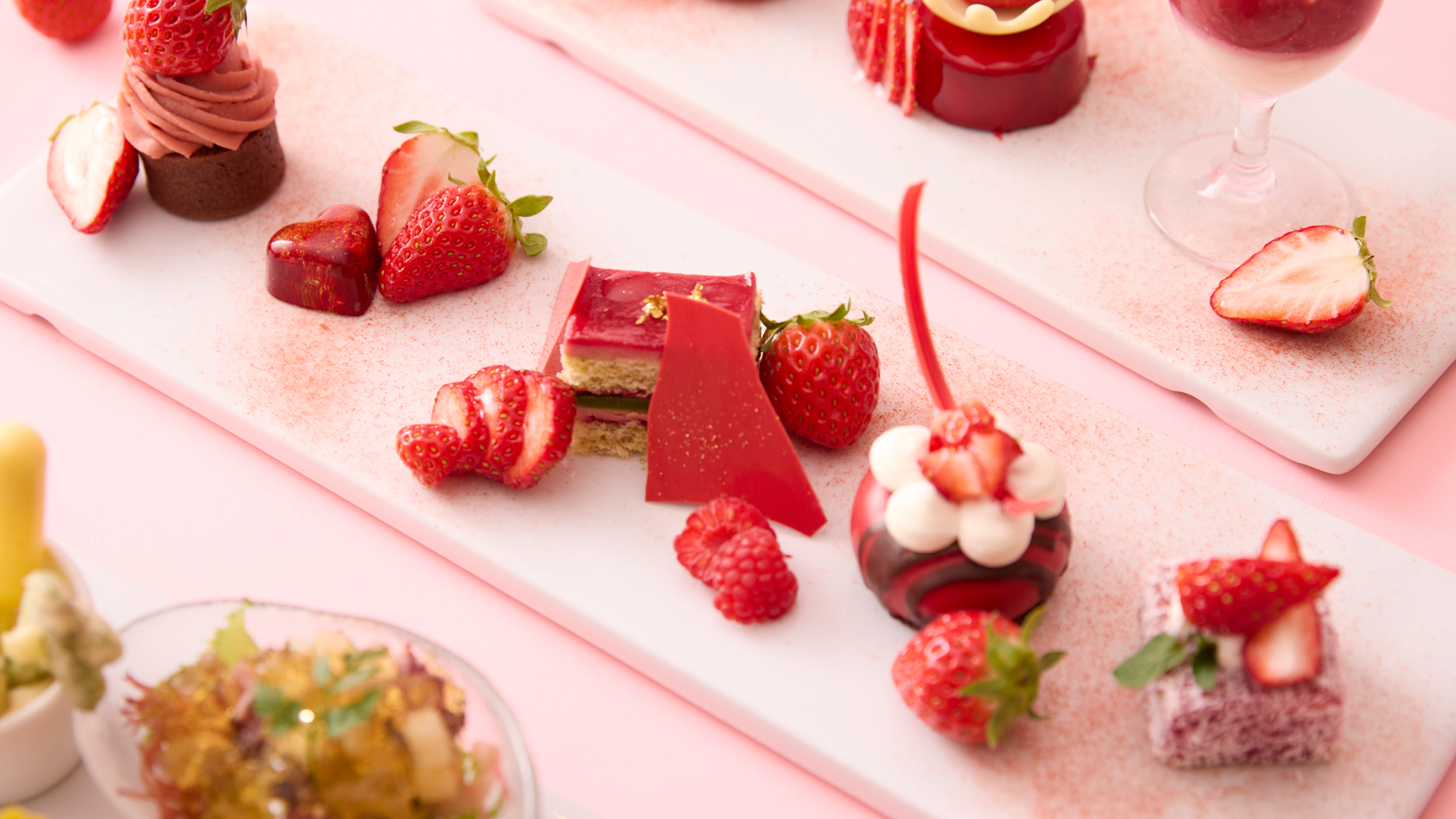 （3/1～4/30まで）苺の魅力を重ねた至福のアフタヌーンティー
