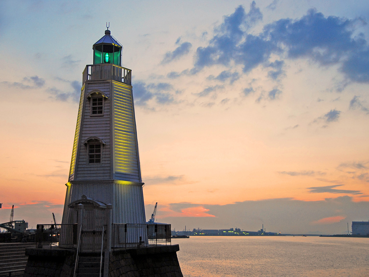 旧堺港南波止場に明治10年築造された高さ11.3ｍの六角垂形の灯台。