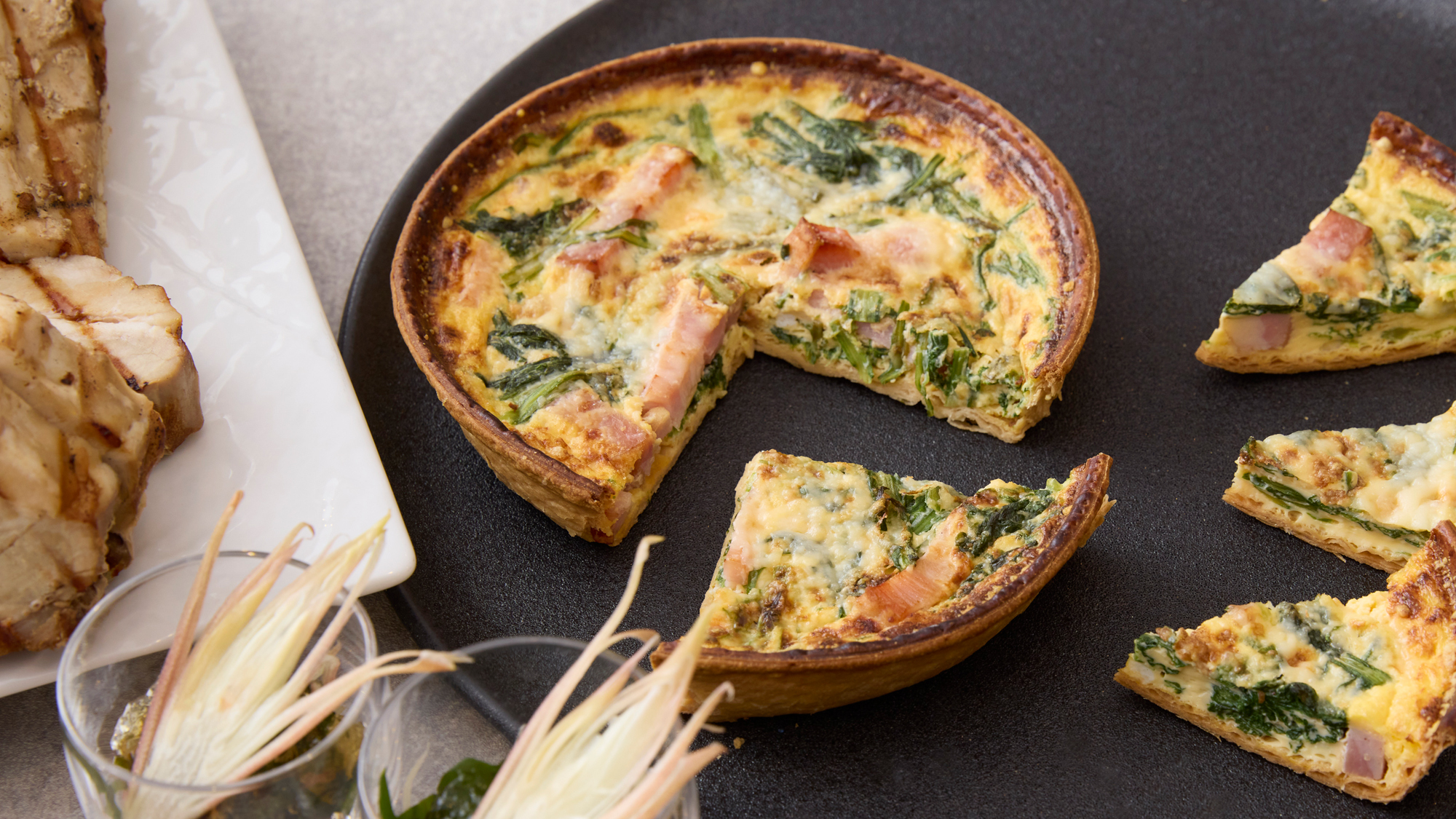 メインダイニング「ザ・ループ」の彩り豊かなディナービュッフェ