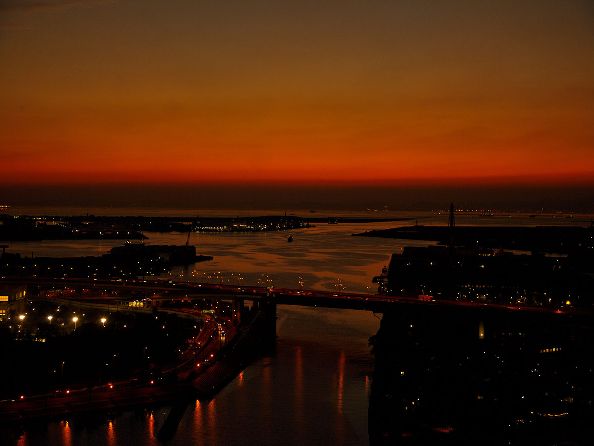 明石海峡大橋の向こうに沈む秋の夕日