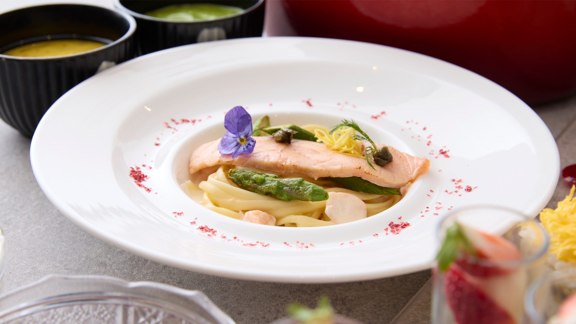 メインダイニング「ザ・ループ」の彩り豊かなディナービュッフェ