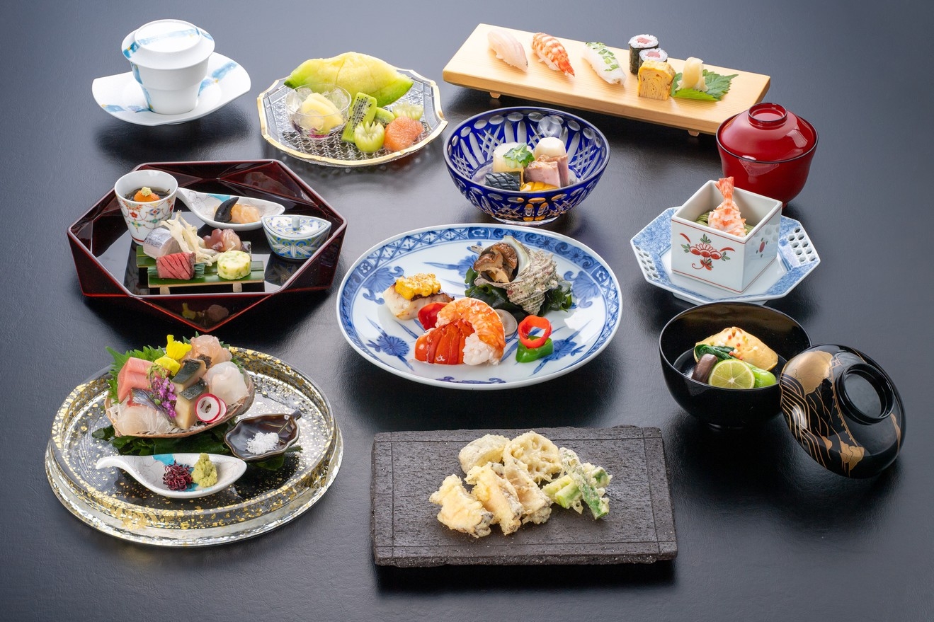 【和食会席 / 美味佳宴】鮑、伊勢海老など海の幸が並ぶ美し国の和会席「華(はな)」＜夕朝食付＞