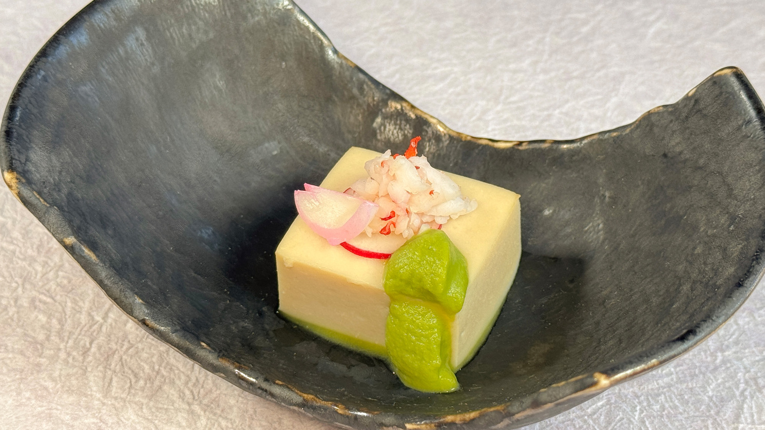 「先付け」桜鯛の白子豆腐　うすい豆餡　海老　花びらゆり根