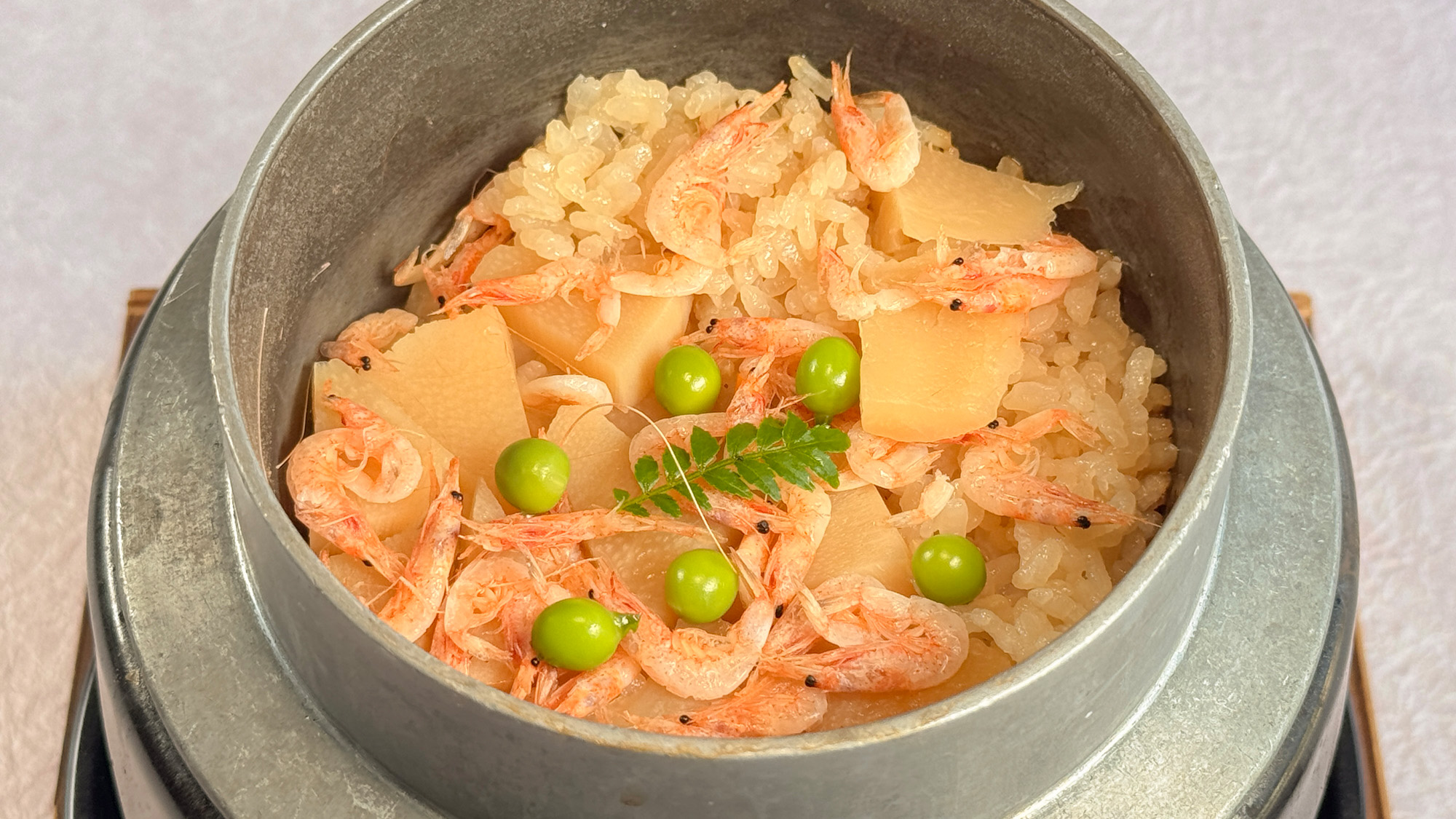 「食事」筍と桜海老の釜めし（利根沼田産コシヒカリ使用）