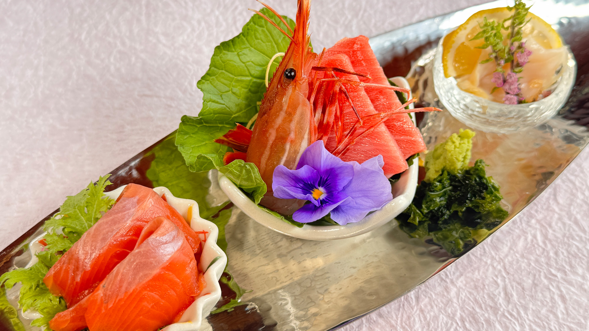 【贅沢会席】「お造り」本鮪　牡丹海老　ツブ貝　武尊サーモン　あしらい一式