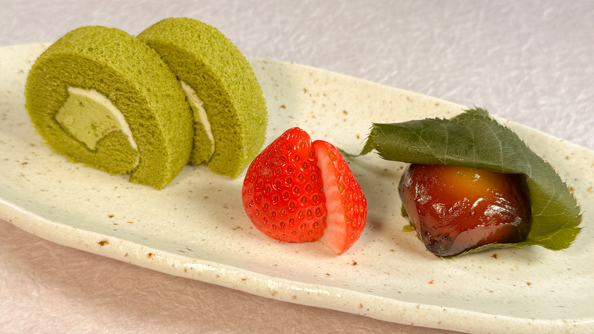 「デザート」抹茶ロールケーキ　みたらし餅桜葉包み