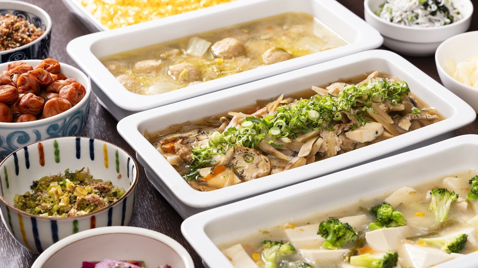 【朝食】ビュッフェメニュー例（子芋の煮物・肉豆腐・豆腐煮込み）
