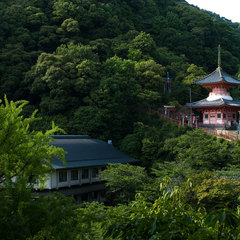 信徒会館（左）と多宝塔（右）