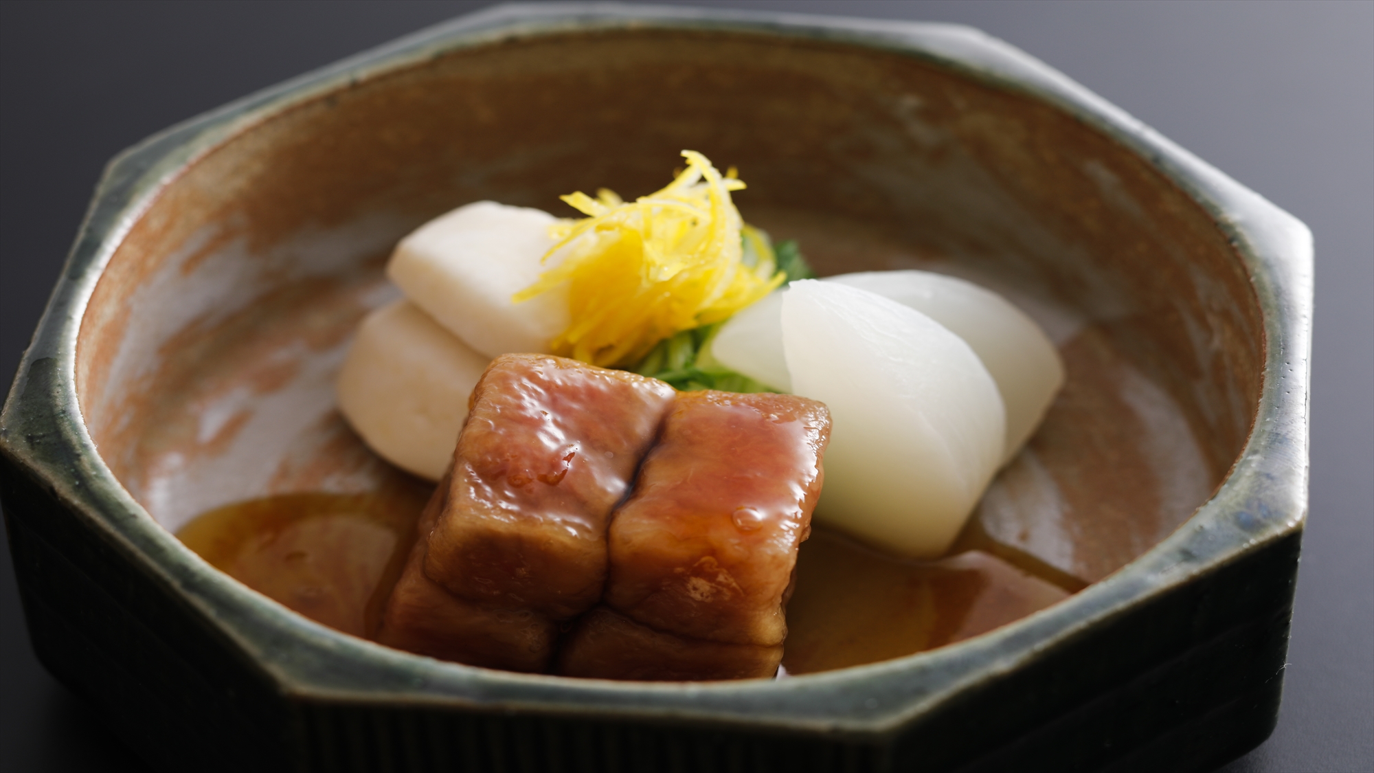 旨味が凝縮した治部煮。夕食の一品例