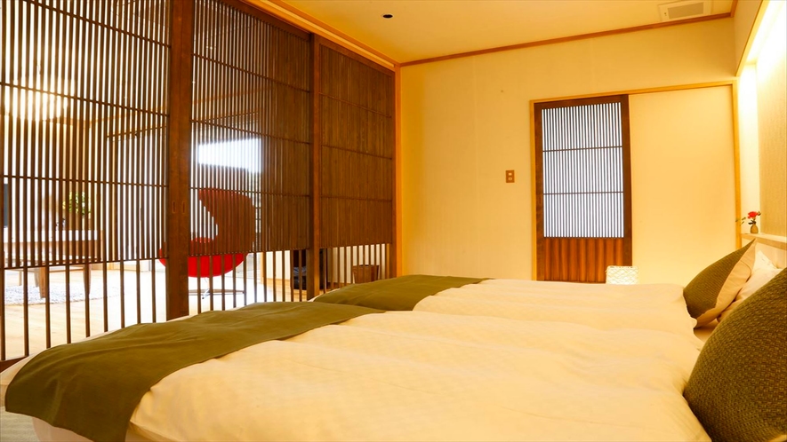 ZEKKEI 寝湯露天風呂付スイートのベッドルーム。両方のベッドを合わせることで、２３０cm幅