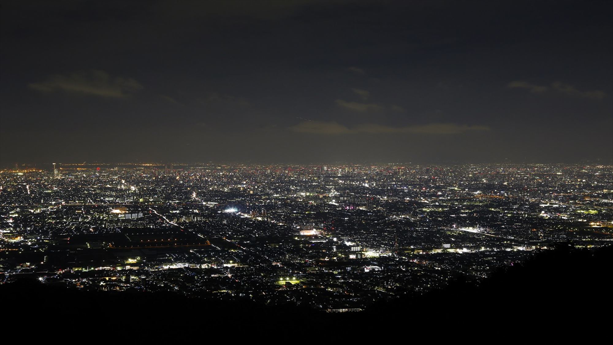 宿すぐそばには「信貴山生駒スカイライン」ここは夜景の名所です。大阪、奈良双方の夜景が広がります