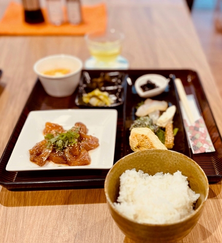 朝食は漬け丼が楽しめます