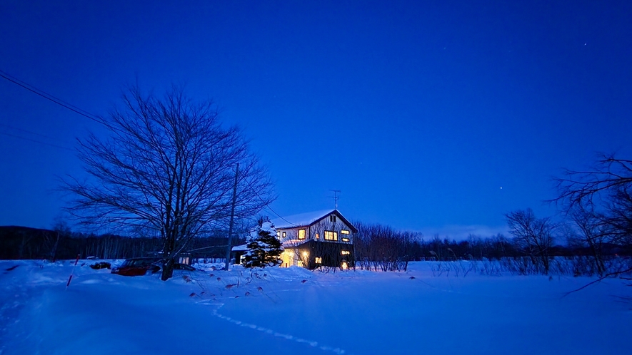 #空気が澄んだ冬の北海道で見る夜景。星降る雪原は他では見れない幻想的な美しさがあります。