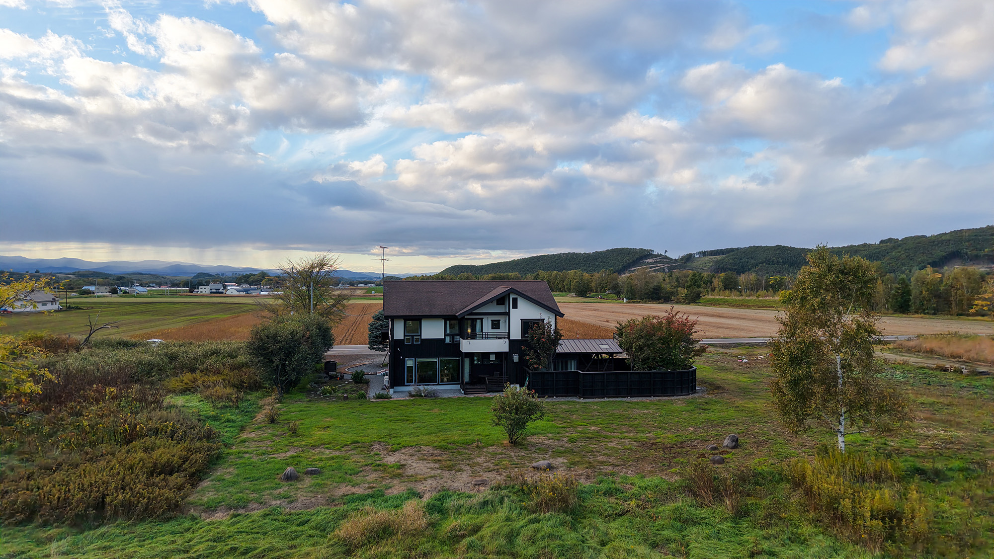 #季節ごとに色を変える畑と山々が織りなす美瑛の風景。