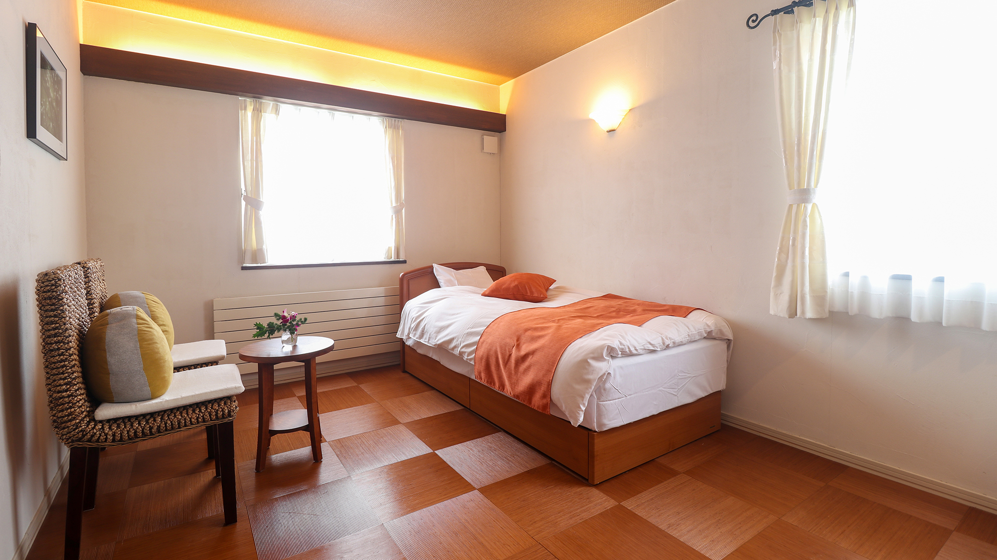 #楽-raku-　セミダブルベッドの洋室シングルルーム。